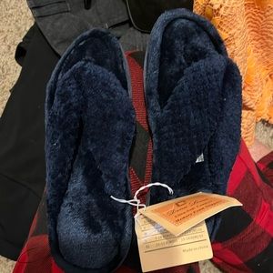 NWT memory foam flip flop house slippers